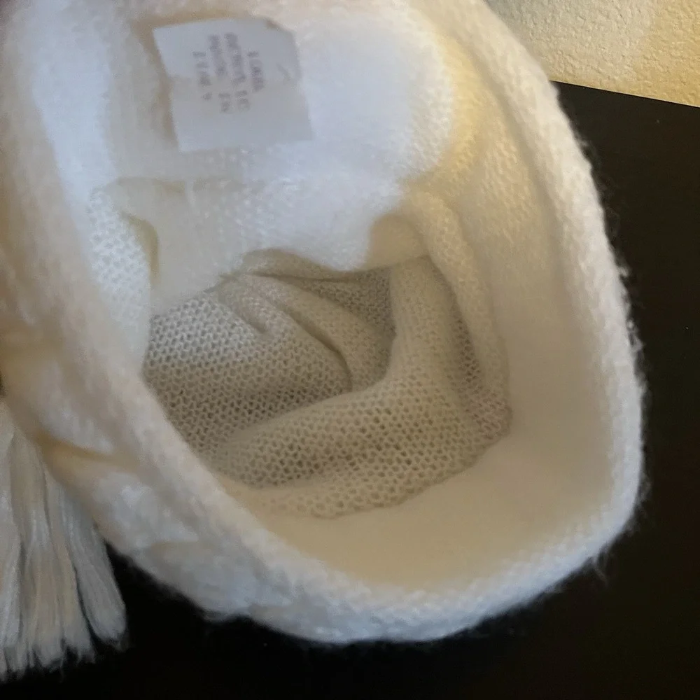 White Cable Knit Cuff Beanie Hat Made in Italy Acrylic Winter Cap Tassel Cozy‎